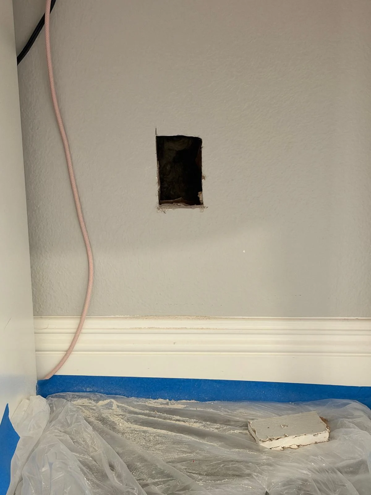 Cableado para una caja eléctrica en pared durante una remodelación