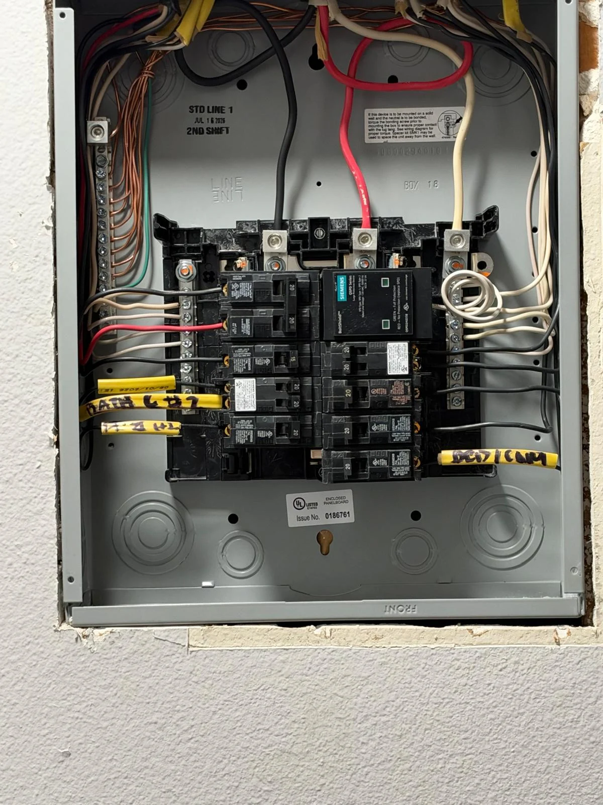 Circuitos y cableado de un panel eléctrico abierto