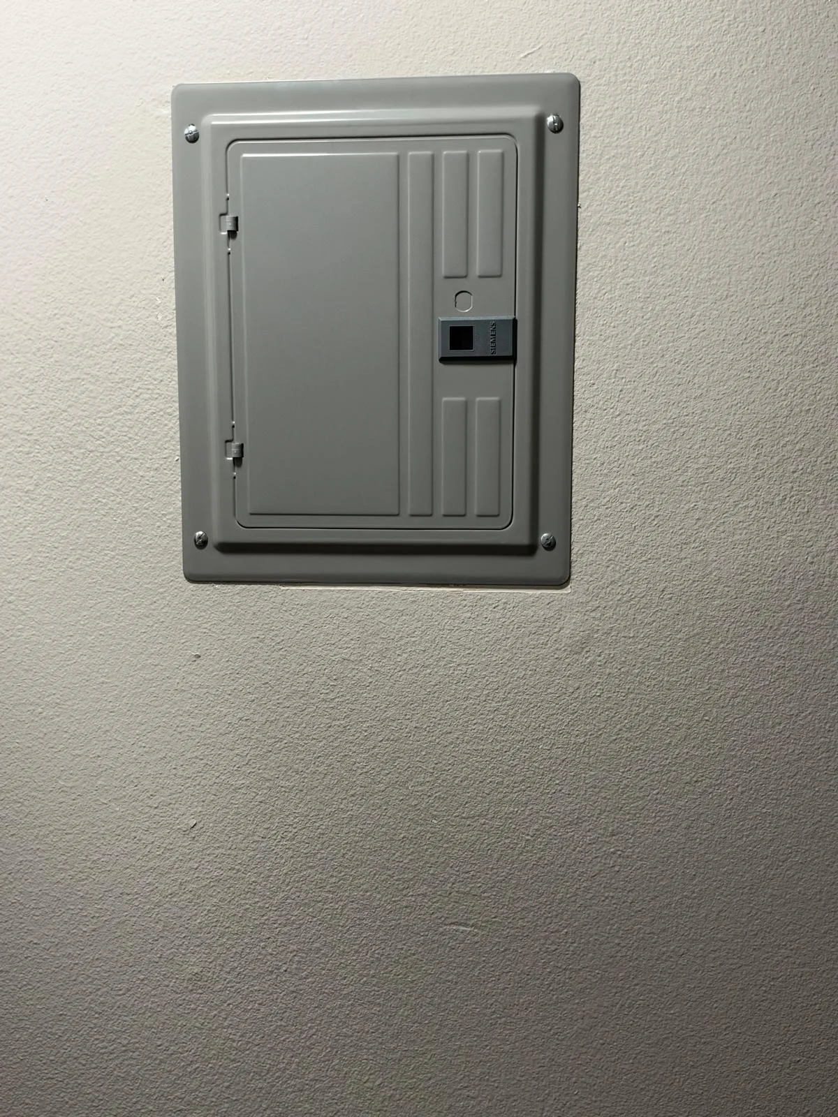 Panel eléctrico empotrado con cubierta cerrada