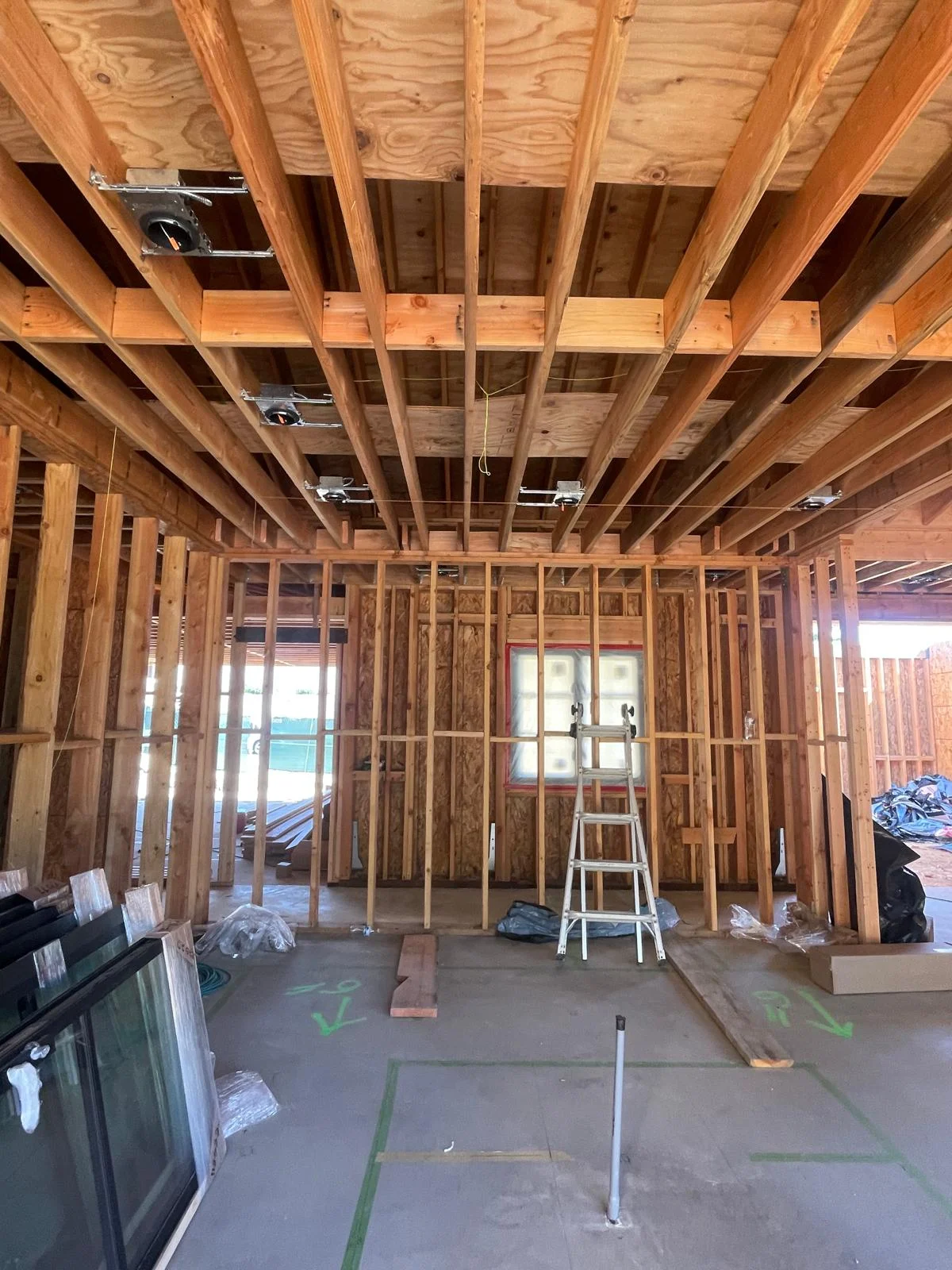Instalación eléctrica en una estructura de madera en construcción