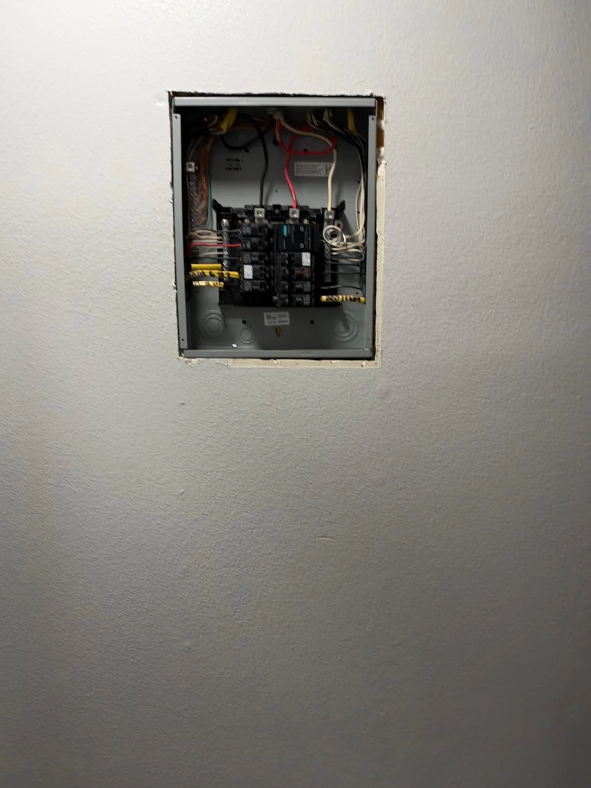 Panel eléctrico abierto instalado en pared interior