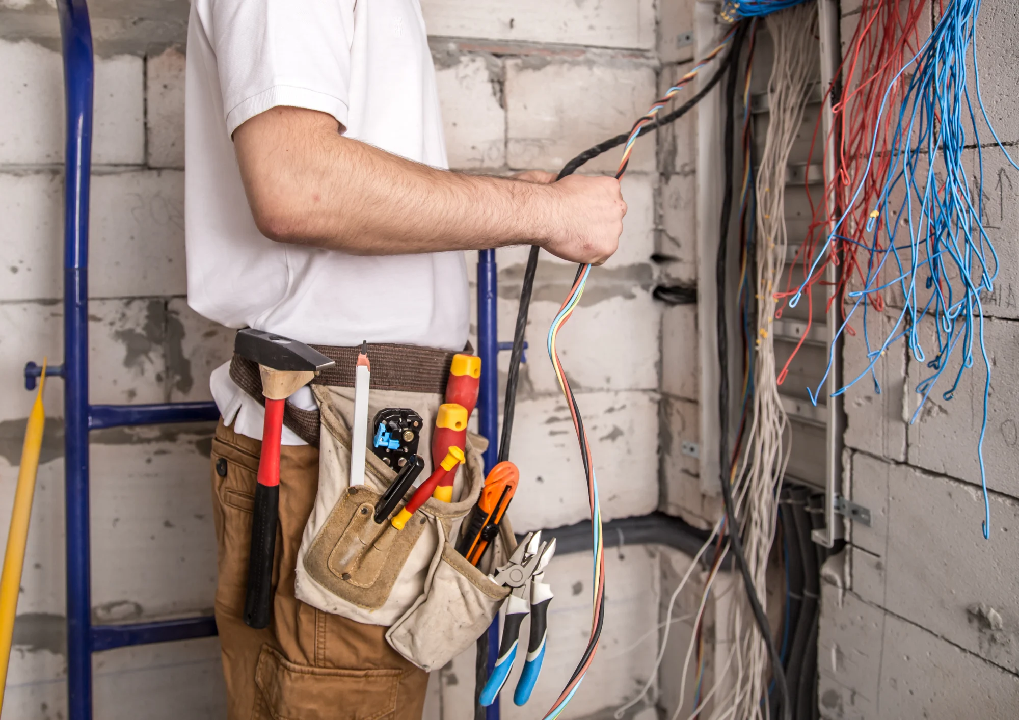 Técnico trabajando con cableado en una instalación eléctrica
