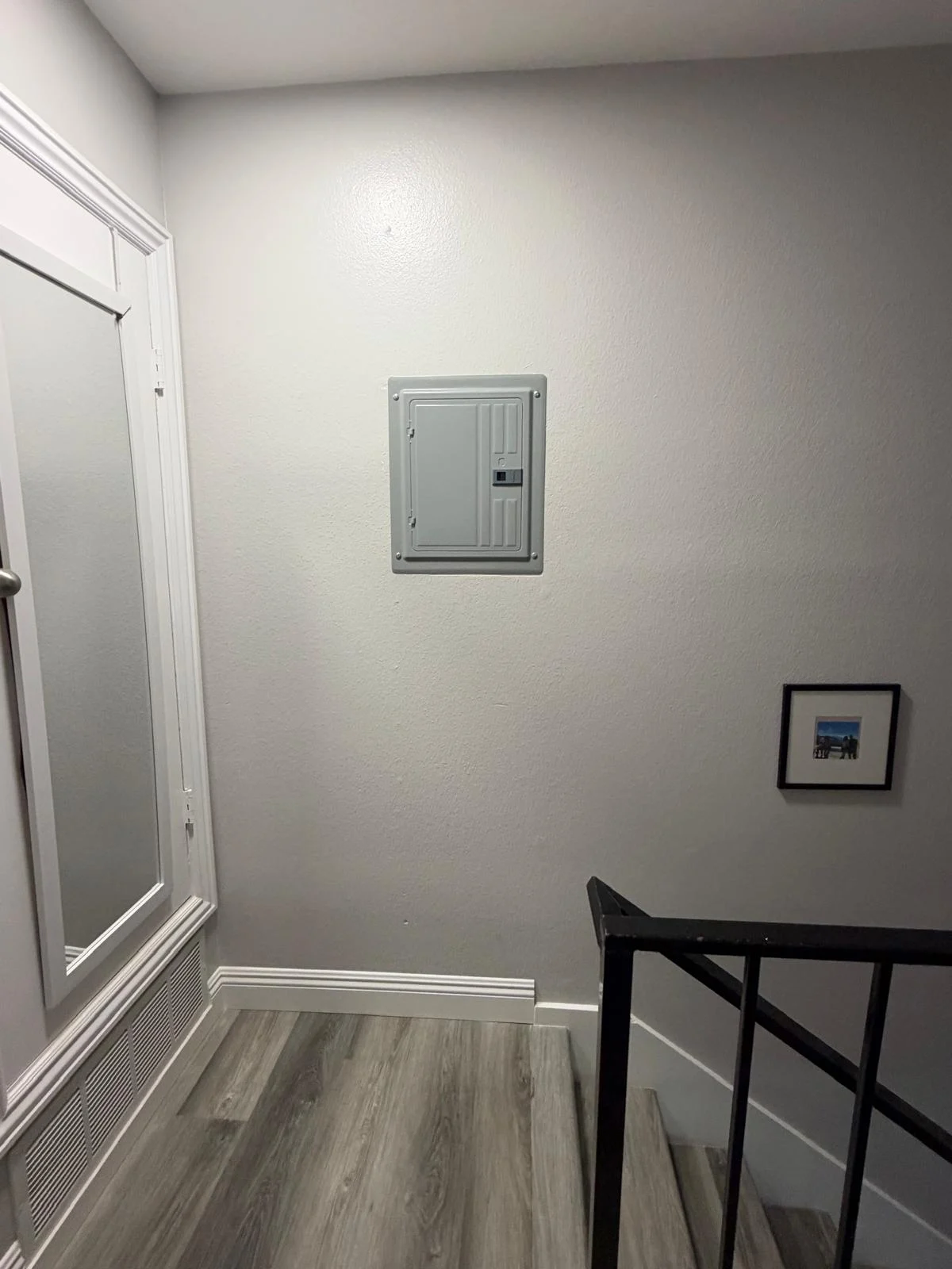 Panel eléctrico cerrado en el interior de una vivienda