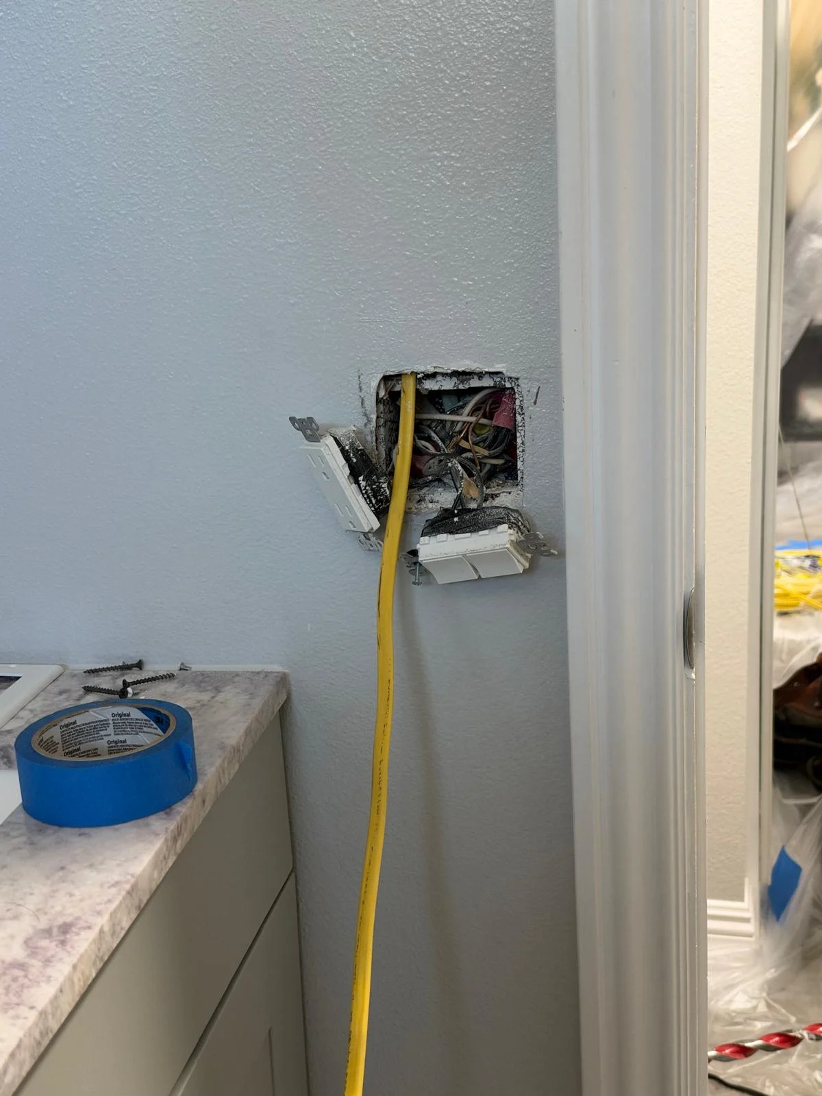 Cableado y caja eléctrica en una pared durante una remodelación