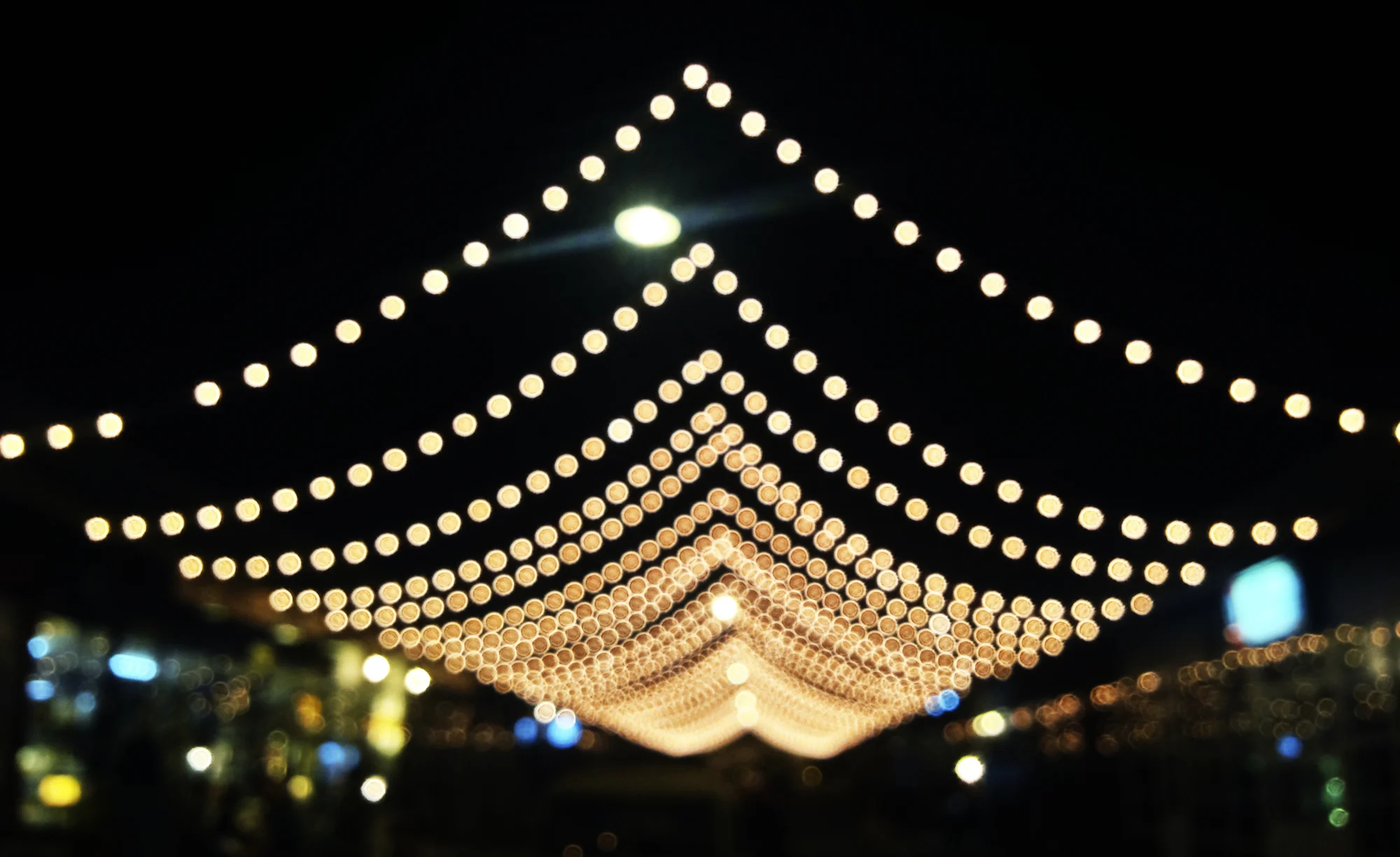 Guirnaldas de luces decorativas en un espacio exterior