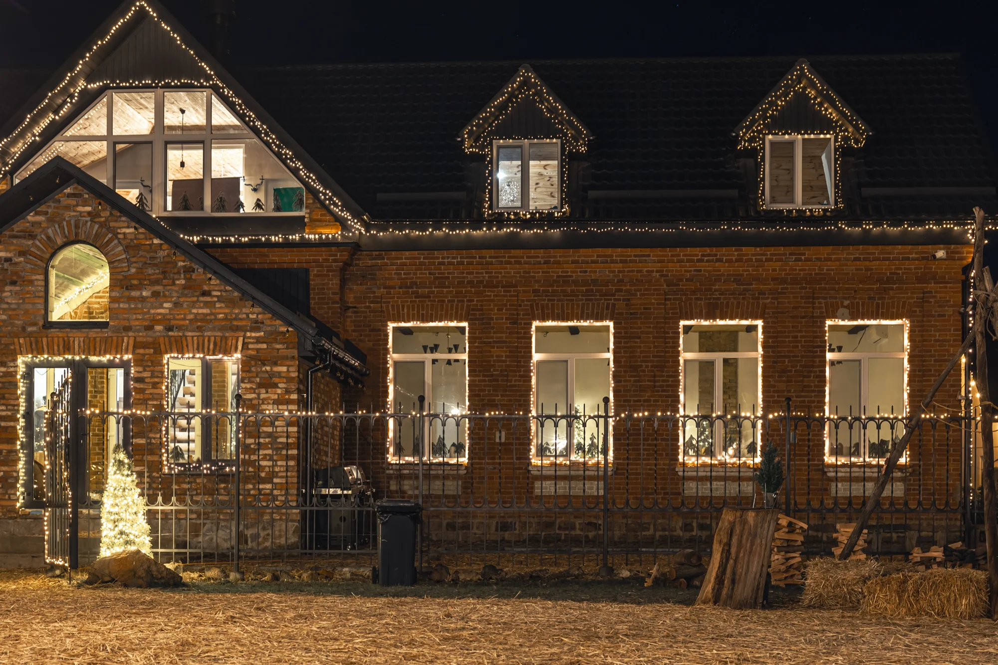 Vivienda decorada con iluminación navideña