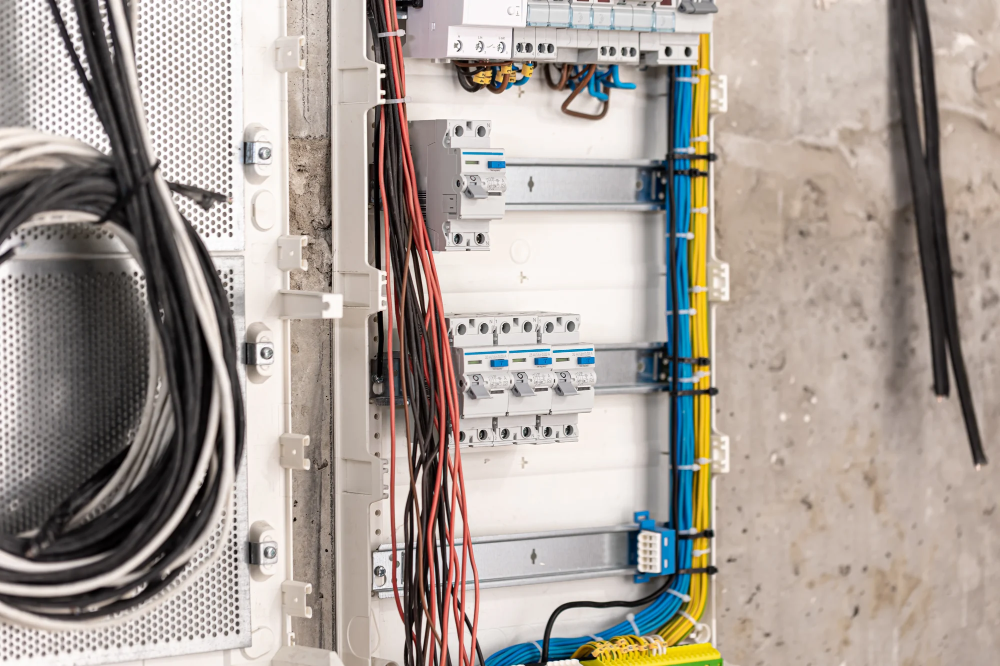 Tablero de distribución eléctrica con cables e interruptores