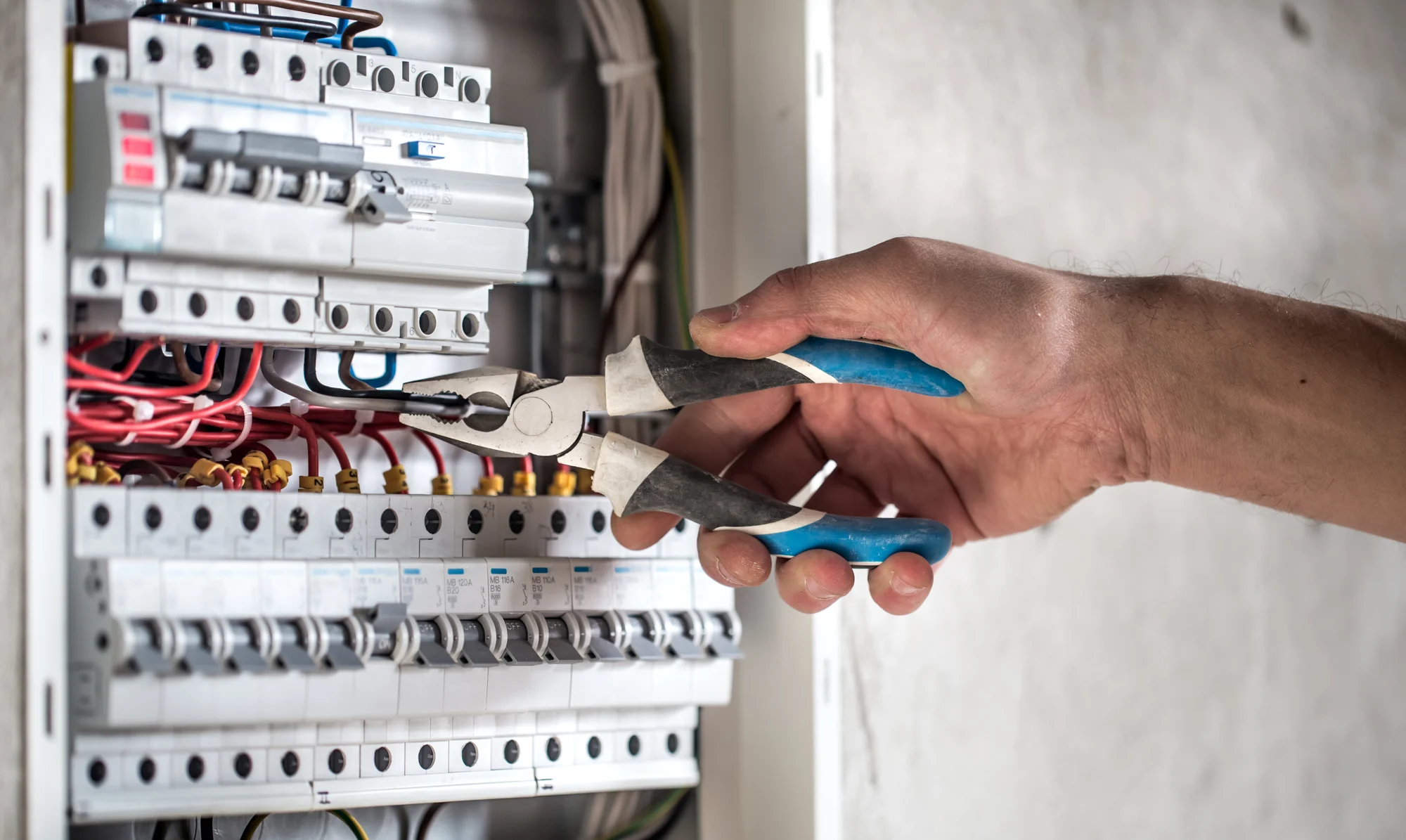 Técnico trabajando en un panel de distribución eléctrica
