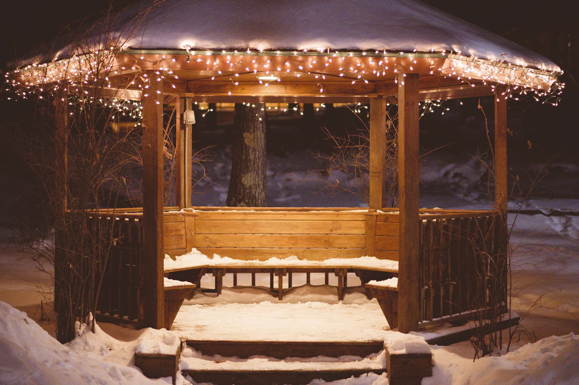 Glorieta nevada decorada con luces navideñas