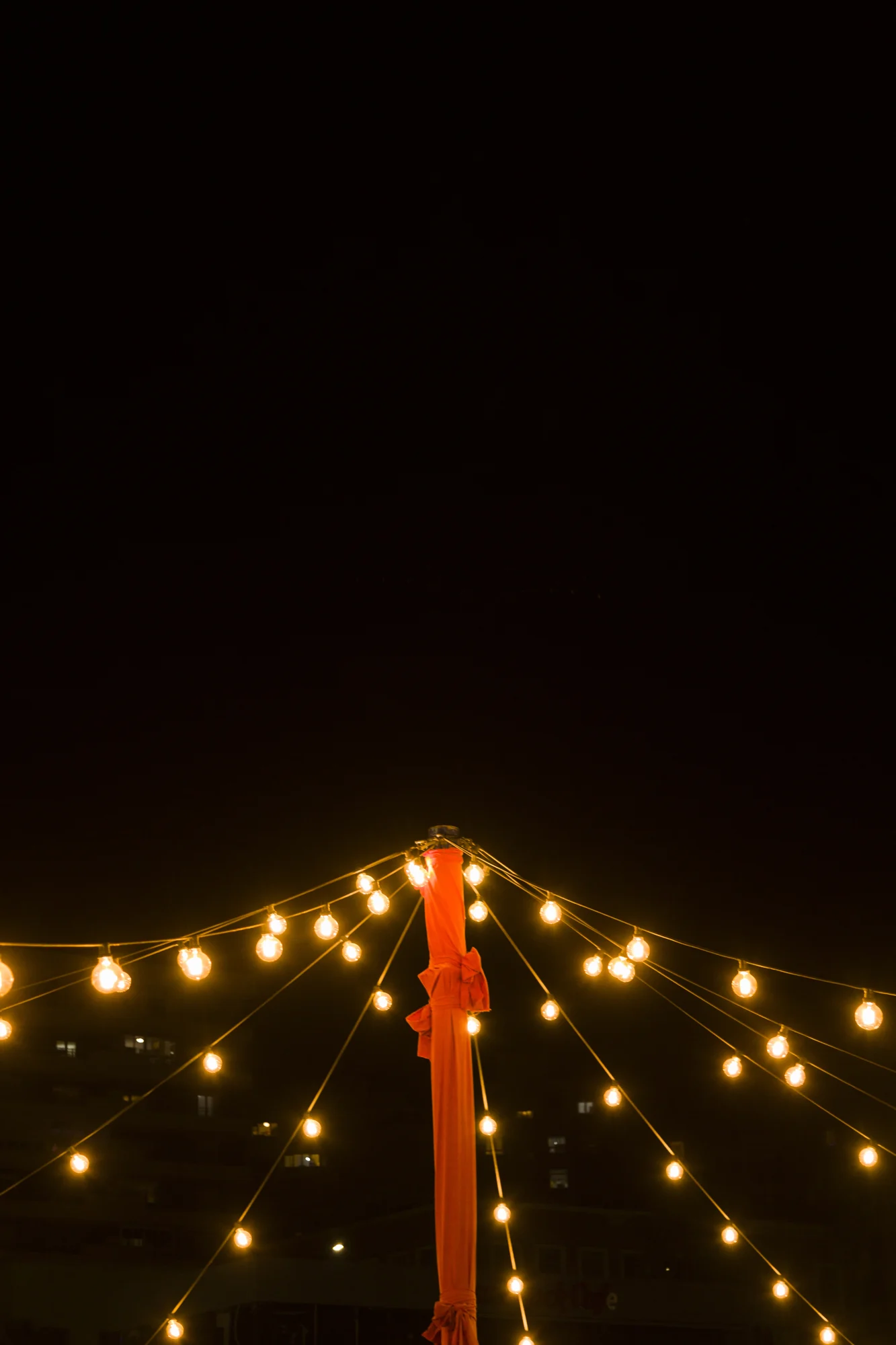 Luces decorativas suspendidas durante la noche
