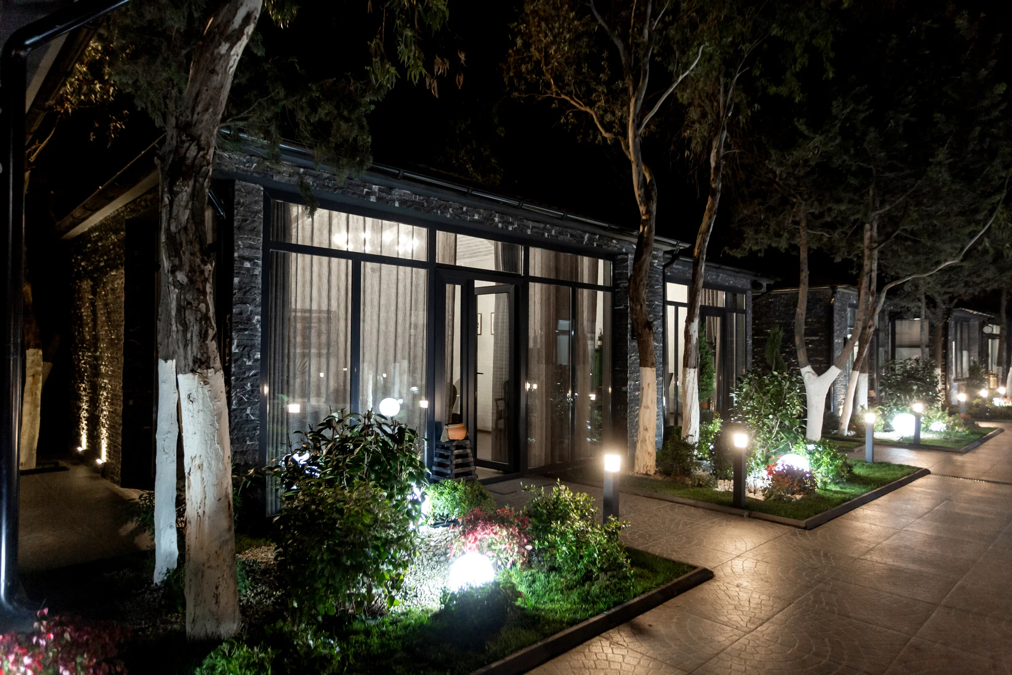 Iluminación exterior de un jardín y una terraza